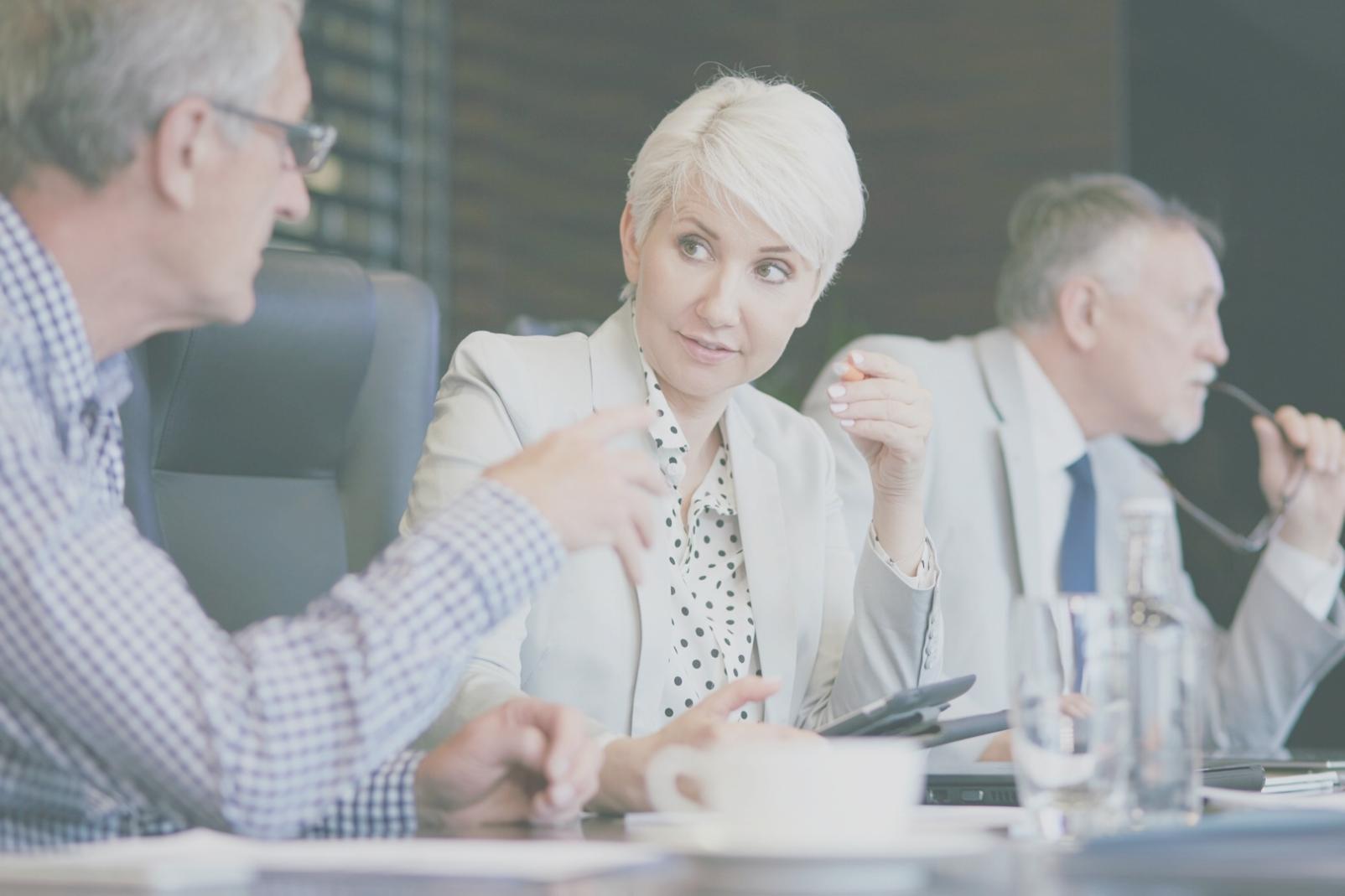 Session de formation en analyse financière avec documents et graphiques